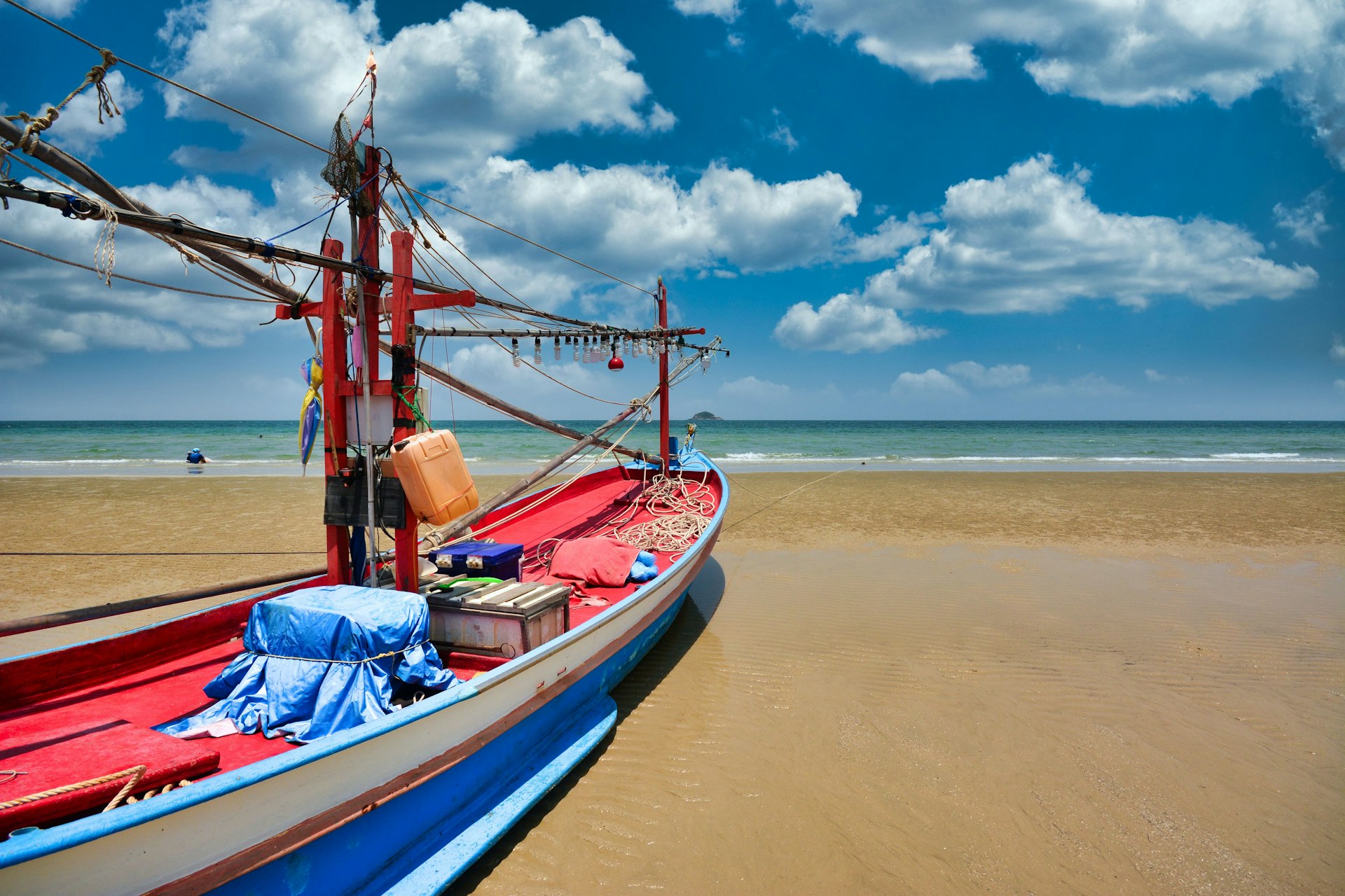 Bateau de pêcheur sur une plage en Thaïlande